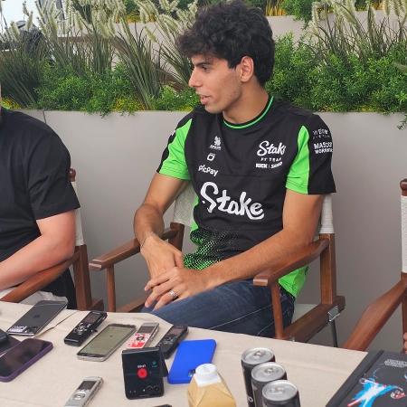 Gabriel Bortoleto dá entrevista no circuito de Silverstone, Inglaterra