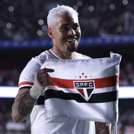 Luciano, do São Paulo, comemora seu gol durante partida contra o Corinthians, pelo Brasileirão Luciano, do São Paulo, comemora seu gol durante partida contra o Corinthians, pelo Brasileirão