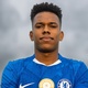 Estêvão faz amigos, brilha em treino e ouve promessa na chegada ao Chelsea