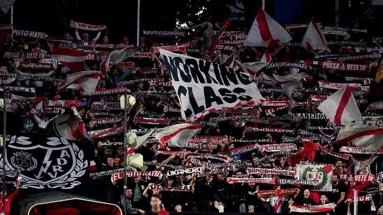 Torcida do Rayo exibe bandeira com o dizer "classe trabalhadora" durante jogo do Campeonato Espanhol