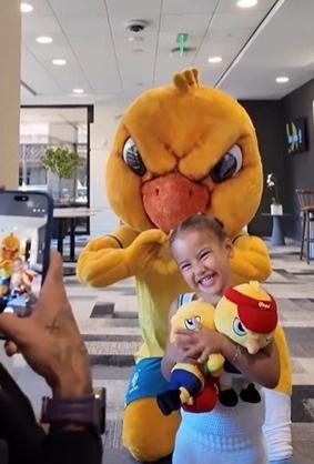 Mavie, filha de Neymar, se encontra com Canarinho Pistola - undefined