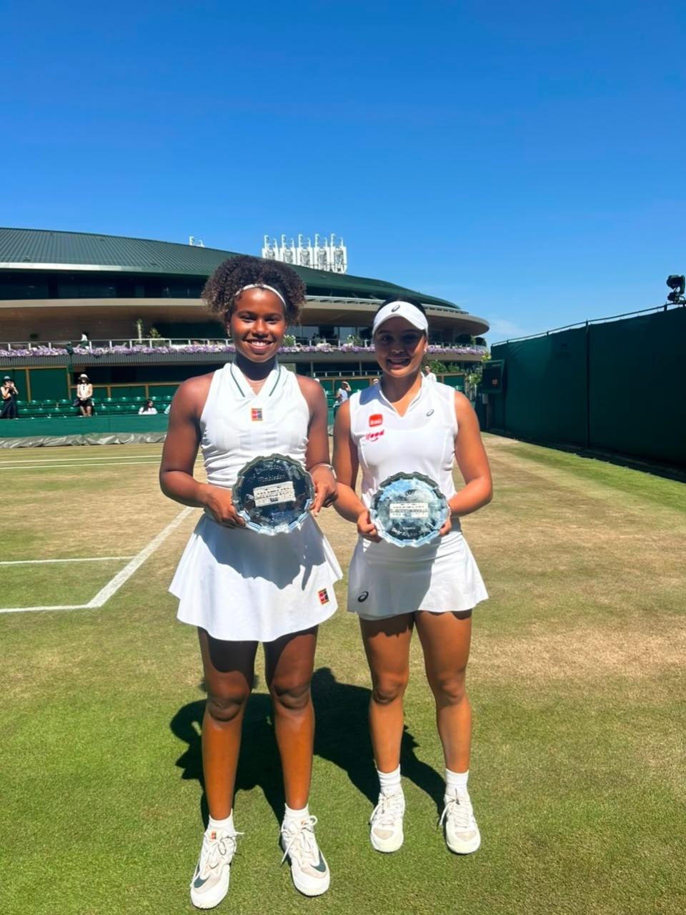 Victória Barbosa (esq.) e Naná Silva: dupla brasileira foi vice-campeã juvenil em Wimbledon - undefined