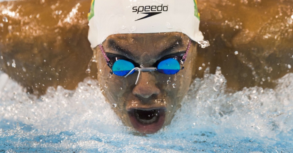 O nadador Arthur Mendes durante prova dos 4x100 medley