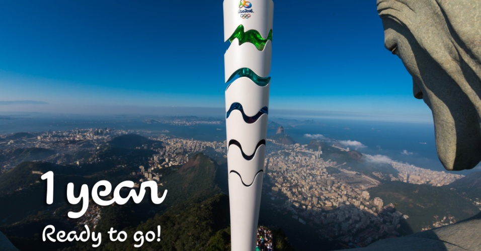 Tocha olímpica é fotografada do ombro do Cristo Redentor para celebrar o marco de um ano para a Olimpíada de 2016