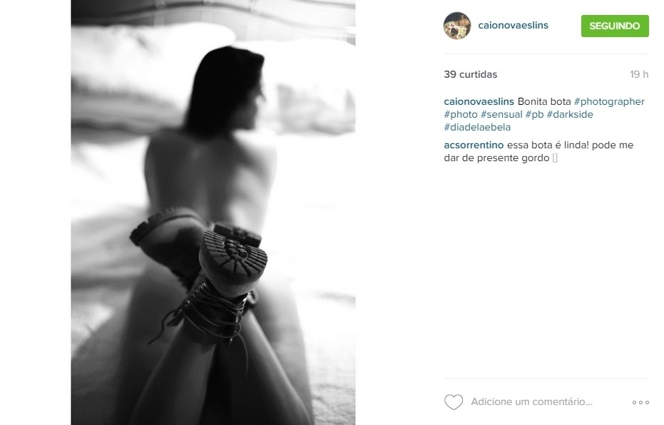 Foto do ensaio sensual que Ana Carolina Sorrentino, filha de Edmundo, fez para o namorado