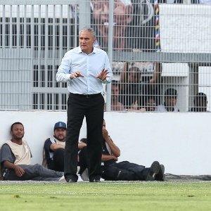 Tite observa seu time do banco de reservas - Robson Ventura/Folhapress