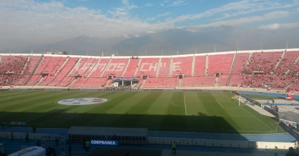 Torcedores do Chile já ocupam as arquibancadas do Estádio Nacional, palco do jogo contra o Brasil nas Eliminatórias da Copa