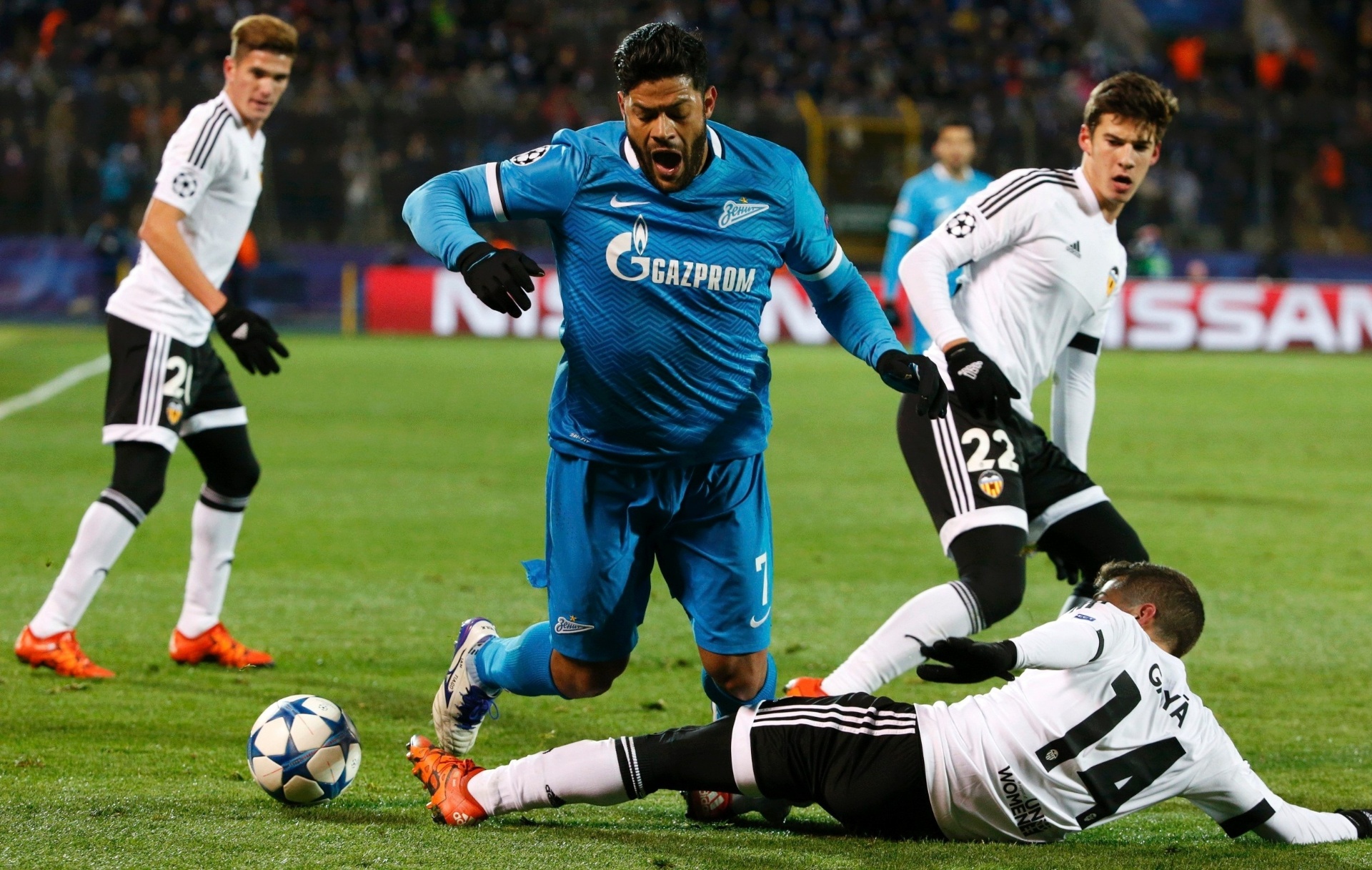 Hulk recebe entrada dura de rival do Valencia, Jose Gaya - GRIGORY DUKOR / REUTERS
