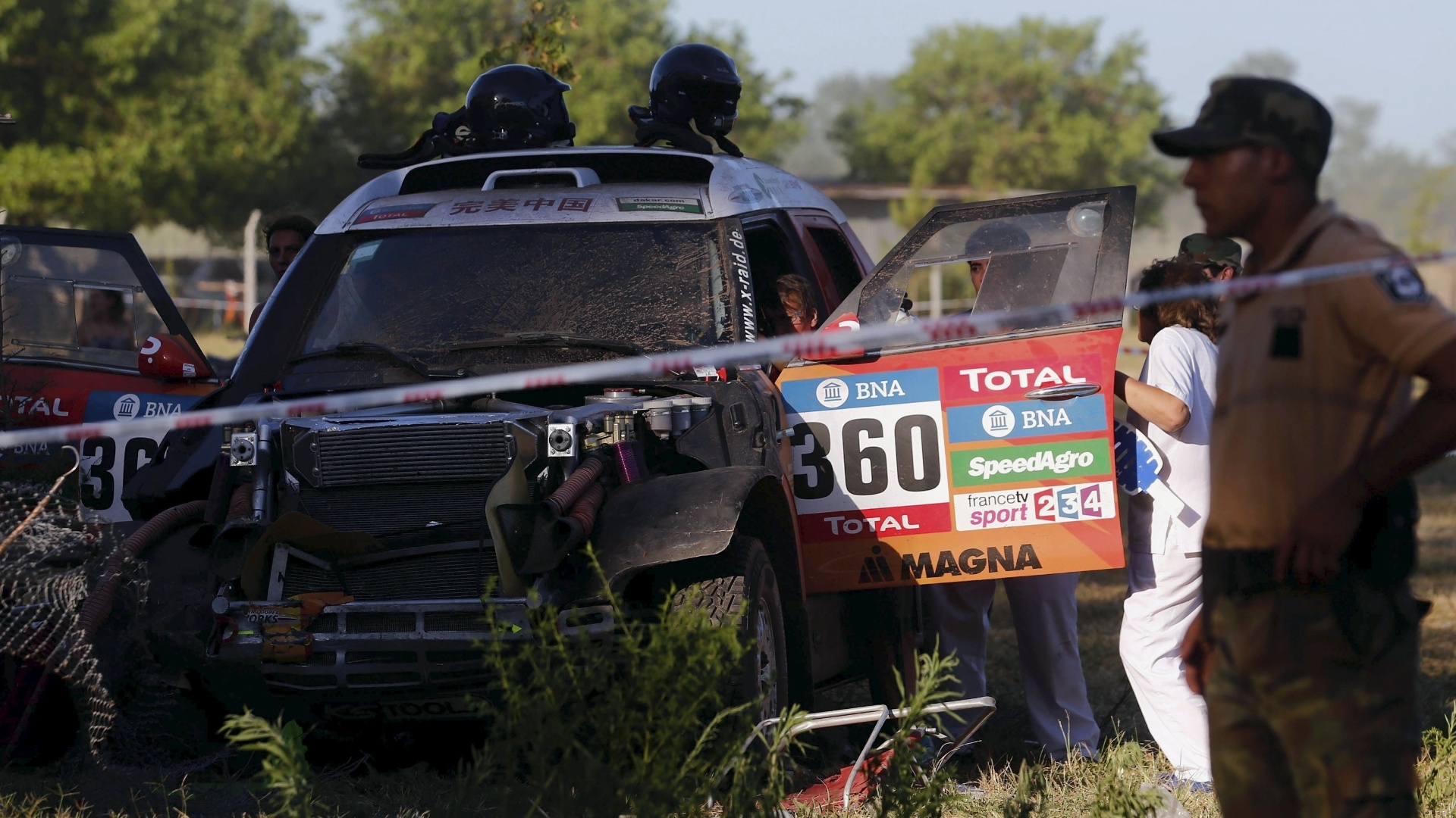 O Mini dos chineses Guo Meiling (dentro do carro) após o acidente logo no começo do rali Dacar - Marcos Brindicci/Reuters