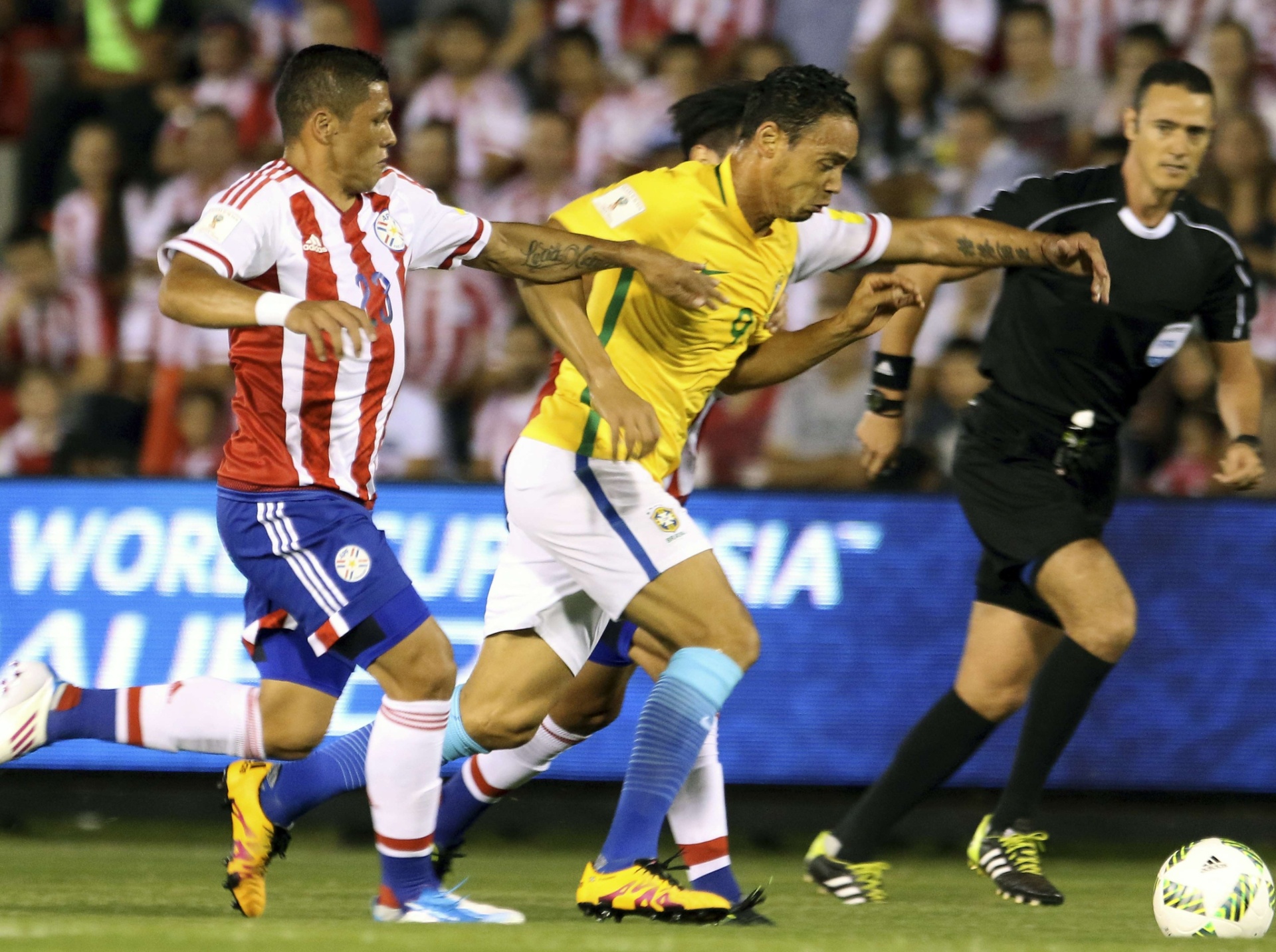 Ricarod Oliveira disputa bola com Richard Ortiz, do Paraguai, em partida válida pelas Eliminatórias - AFP PHOTO / NORBERTO DUARTE