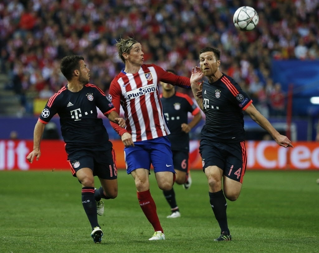 O experiente atacante Fernando Torres, do Atlético de Madri, é marcado de perto por Bernat e Xabi Alonso, do Bayern de Munique - Reuters / Sergio Perez Livepic