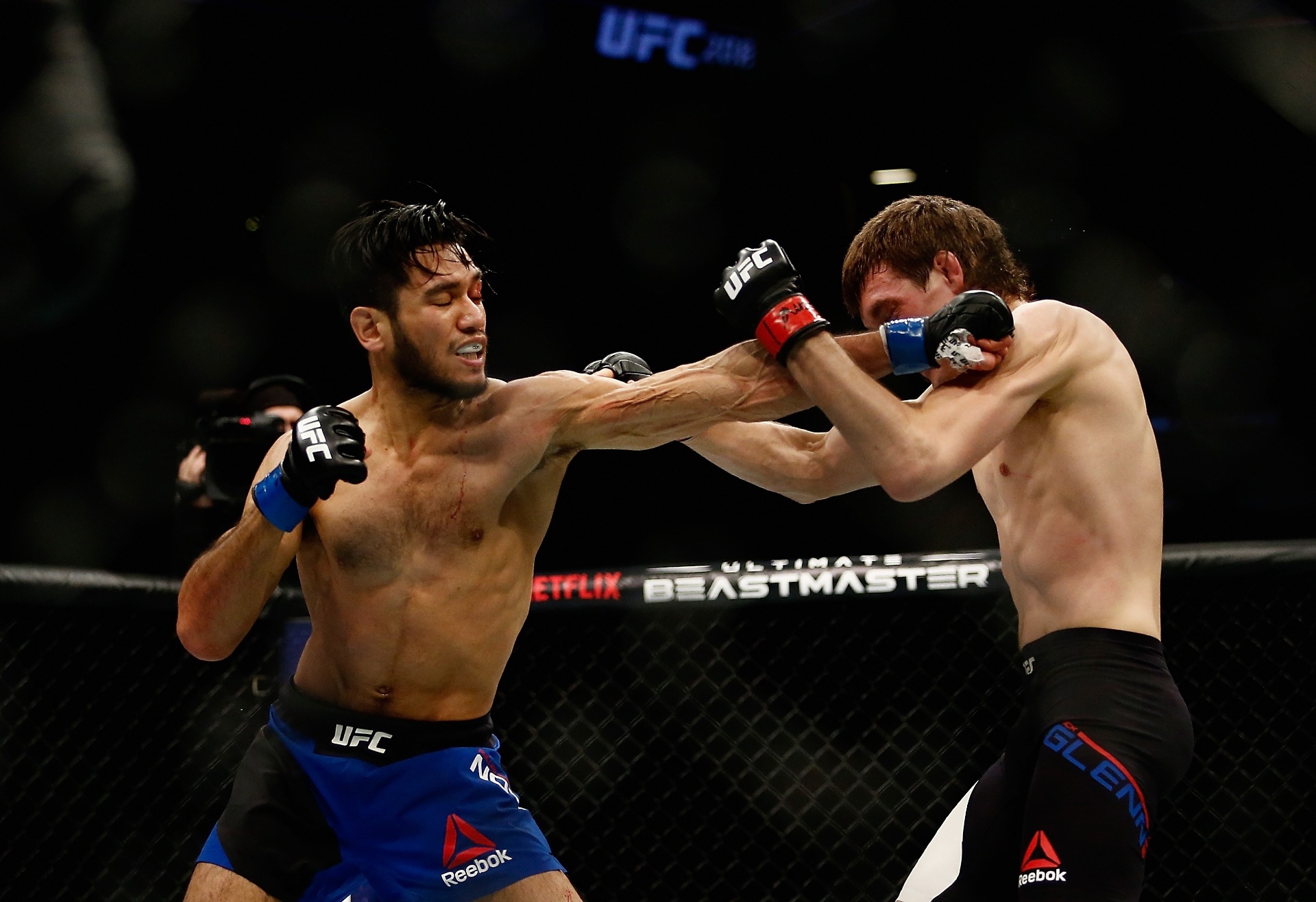 Phillipe Nover, dos Estados Unidos, lança soco contra o rival Rick Glenn - Anthony Geathers/Getty Images/AFP