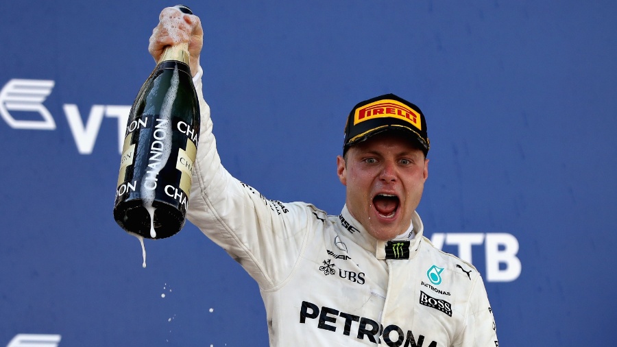 Valtteri Bottas comemora no pódio do GP da Rússia após sua primeira vitória na F1 - Mark Thompson/Getty Images