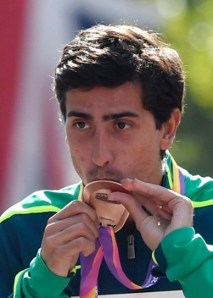 Caio Bonfim beija medalha de bronze no Mundial de Atletismo - Toby Melville/Reuters - Toby Melville/Reuters