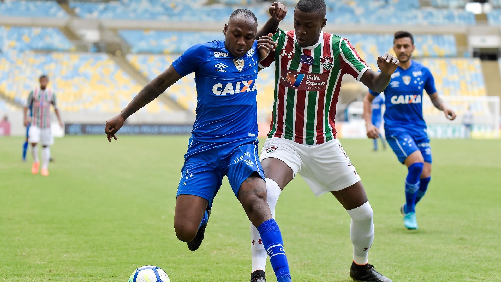 Frazan tenta tomar a bola de Sassá no jogo entre Fluminense e Cruzeiro