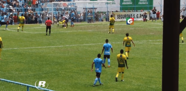 Goleiro rouba a cena do pior jeito na Guatemala: marcando no próprio gol - Reprodução/Internet