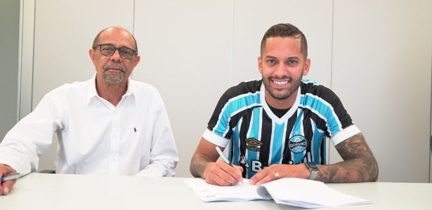 Rômulo é anunciado pelo Grêmio ao lado do diretor de futebol Deco Nascimento - Luciano Amoretti / Grêmio FBPA