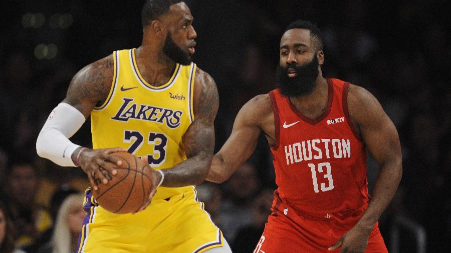 LeBron James é marcado por James Harden durante Los Angeles Lakers x Houston Rockets - Gary A. Vasquez-USA TODAY Sports