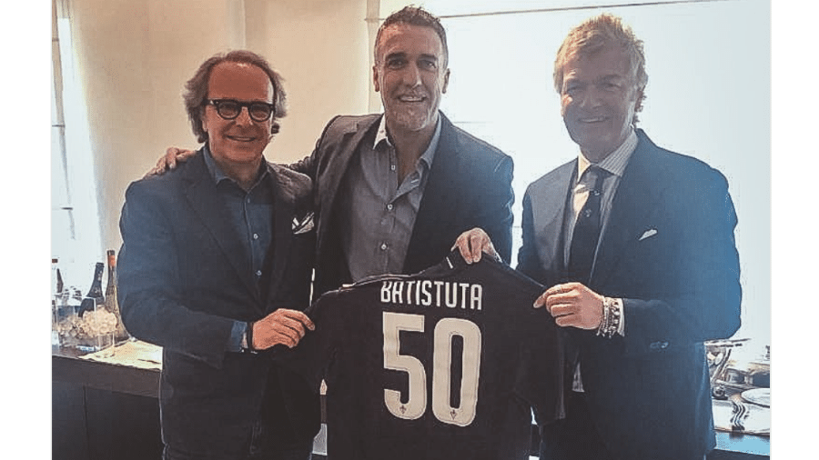 Gabriel Batistuta (centro) recebe camisa da Fiorentina - Reprodução/Twitter