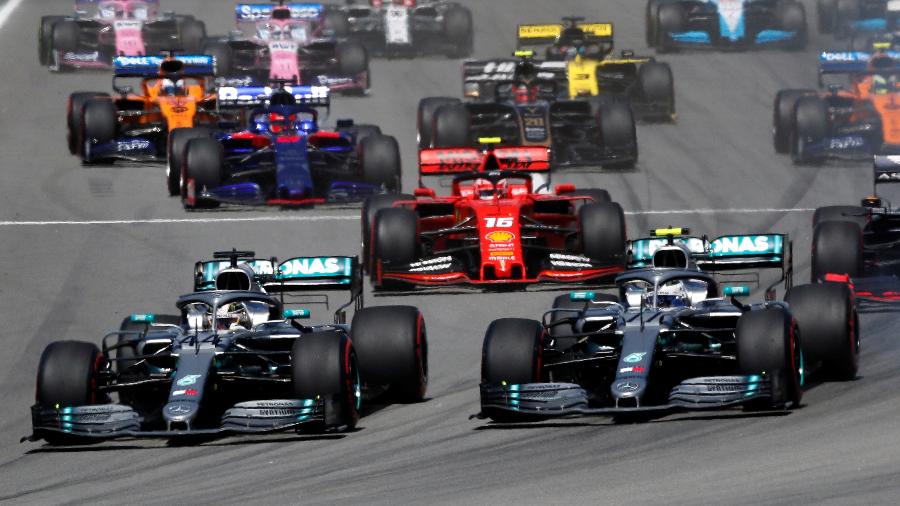 Hamilton e Bottas, da Mercedes, em ação após a largada do GP da Espanha - Albert Gea/Reuters