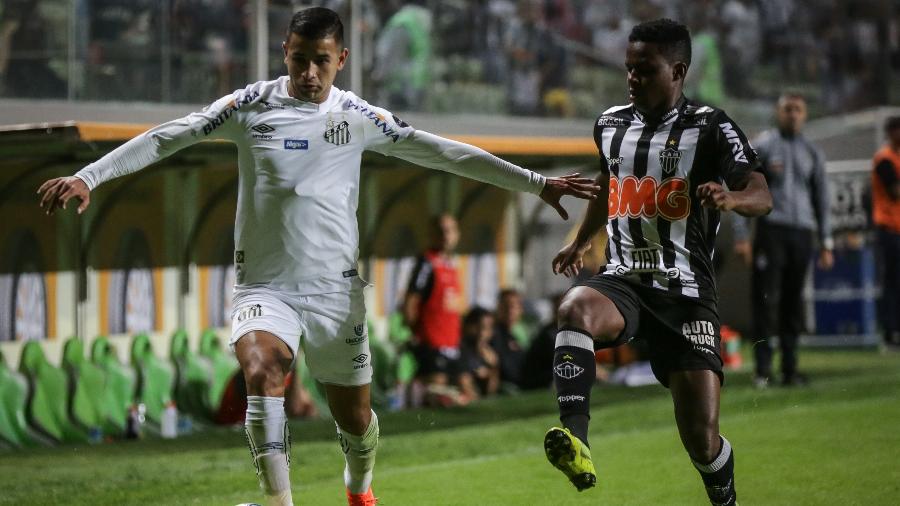 Cazares faz a marcação de Derlis Gonzalez na partida entre Atlético-MG e Santos pela Copa do Brasil - Thomas Santos/AGIF