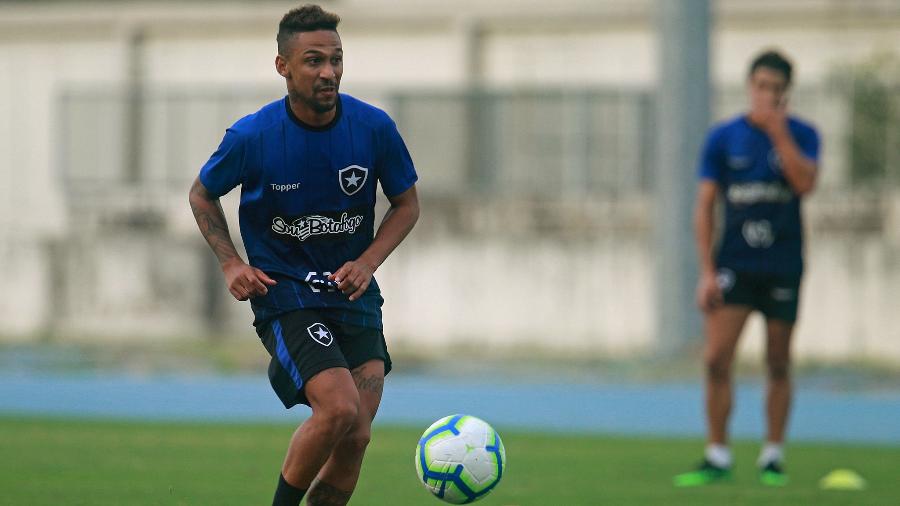 Biro Biro ficará de repouso e fará exames para saber se poderá e quando voltará a jogar futebol - Vítor Silva/Botafogo