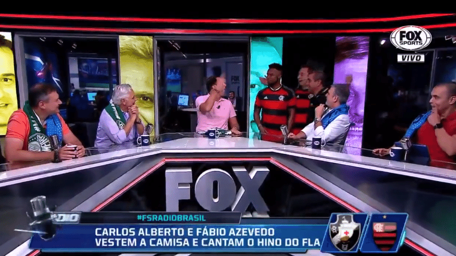 Carlos Alberto e Fábio Azevedo vestem camisa do Flamengo após perderem aposta no "Fox Sports Rádio" - Reprodução/Twitter