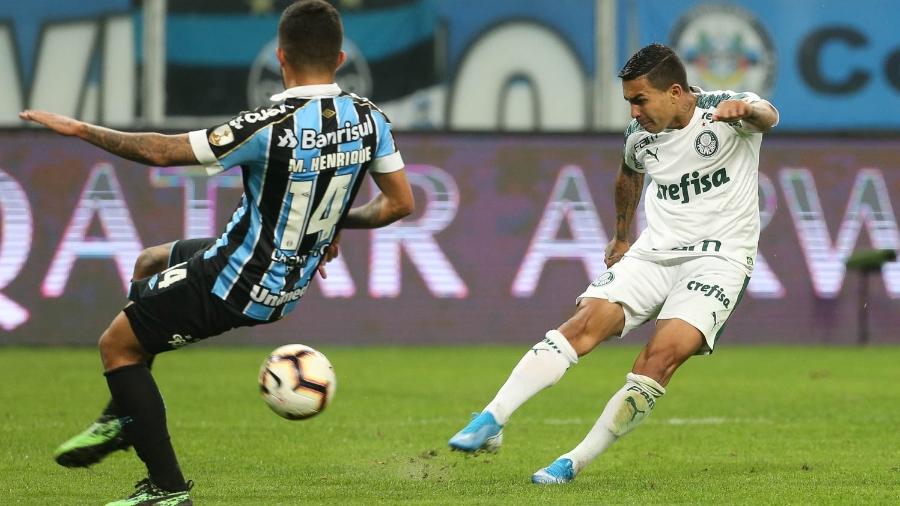 Dudu encara a marcação de Matheus Henrique no jogo entre Grêmio e Palmeiras na Libertadores - Cesar Greco/Ag. Palmeiras/Divulgação