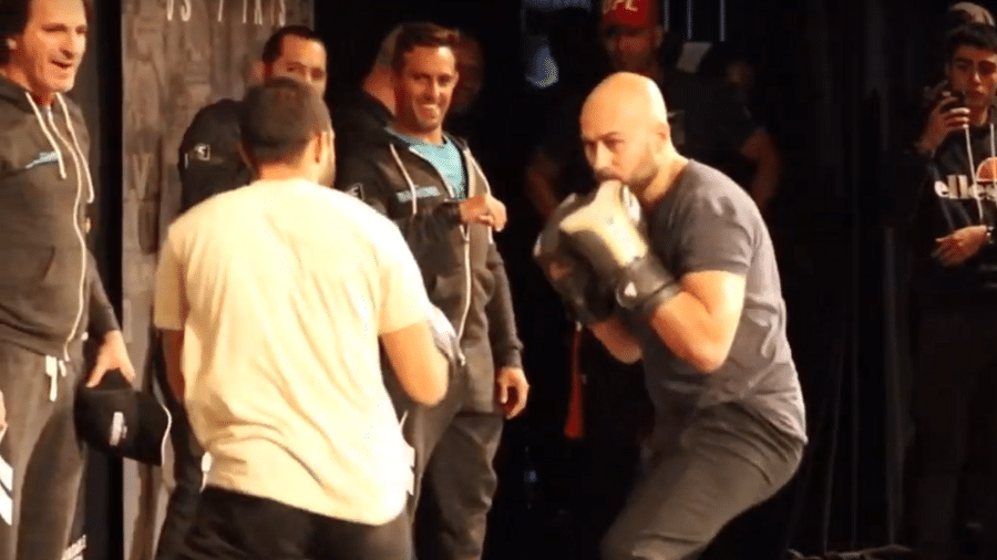 Fãs trocam socos durante treino aberto do UFC 244 - Reprodução/YouTube