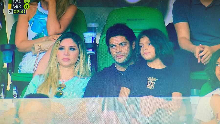 Hulk levou os filhos e a namorada, Camila, para o jogo entre Palmeiras e Mirassol, em dia de estreia no novo gramado do Allianz Parque - Reprodução