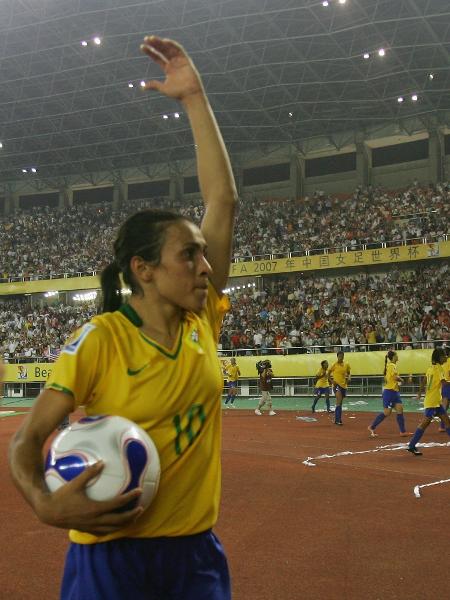 Marta com a bola depois da semifinal da Copa do Mundo de 2007 entre Brasil x Estados Unidos - Feng Li/Getty Images