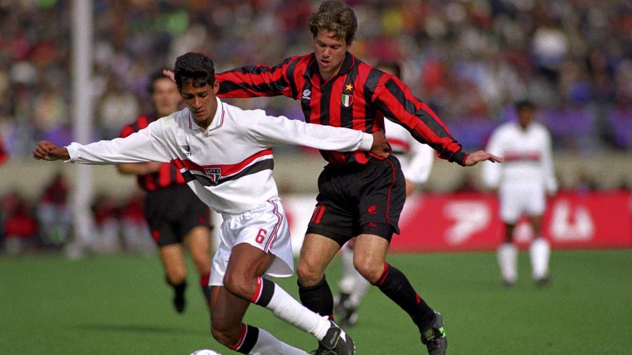André Luiz e Raducioiu disputam lance em Milan x São Paulo, no Mundial de 1993 - PA Images via Getty Images