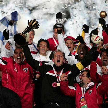 São Paulo comemorando o título do Campeonato Mundial de Clubes FIFA de 2005, comandado pelo capitão Rogério Ceni - Martin Rickett - PA Images/PA Images via Getty Images
