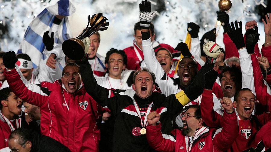 São Paulo comemorando o título do Campeonato Mundial de Clubes FIFA de 2005, comandado pelo capitão Rogério Ceni - Martin Rickett - PA Images/PA Images via Getty Images