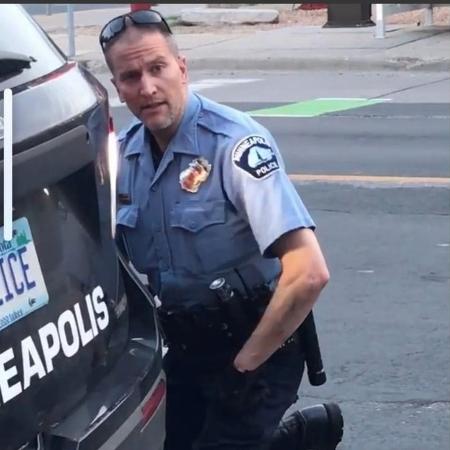 Policial ajoelha sobre pescoço de George Floyd  - Reprodução/Twitter