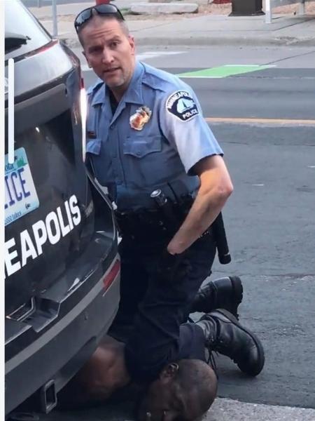 Policial ajoelha sobre pescoço de homem negro nos EUA - Reprodução/Twitter