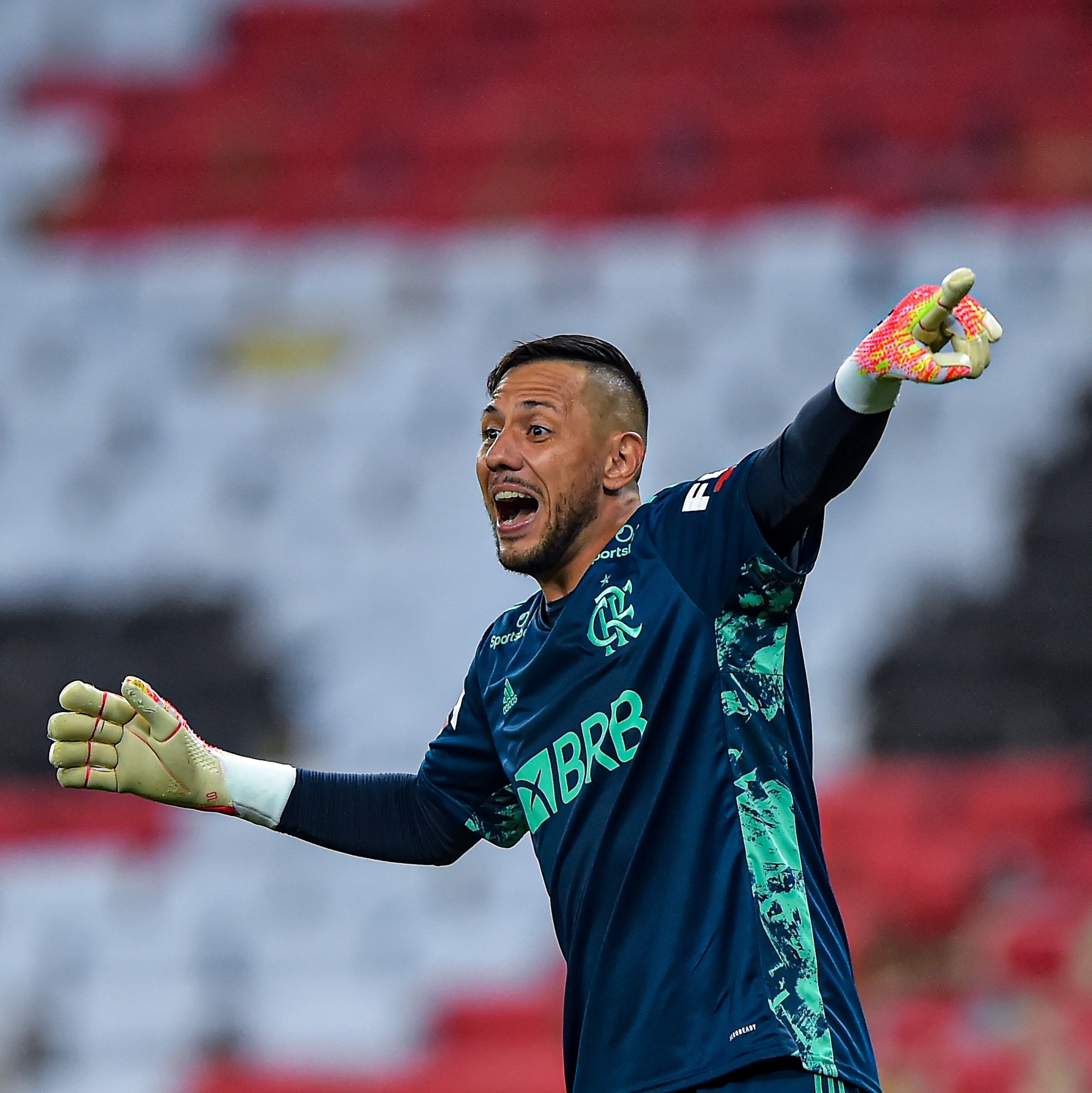 É o melhor goleiro do Brasil! Diego Alves leva o prêmio Bola de