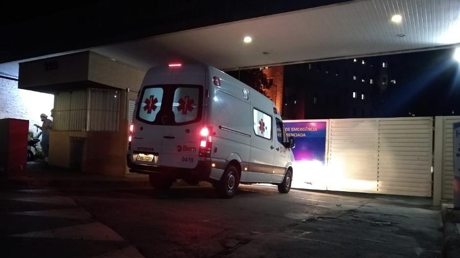Ambulância chega ao Hospital das Clínicas por volta das 21h50 de ontem (22), enquanto Corinthians e Palmeiras jogavam dérbi - Arthur Sandes/UOL