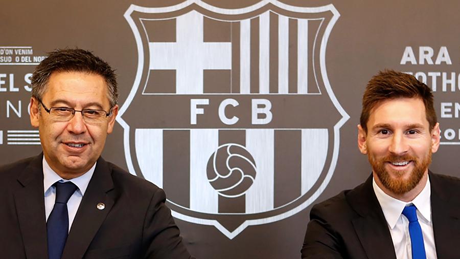 Josep Maria Bartomeu, presidente do Barcelona, e Lionel Messi - Handout / FC BARCELONA / AFP