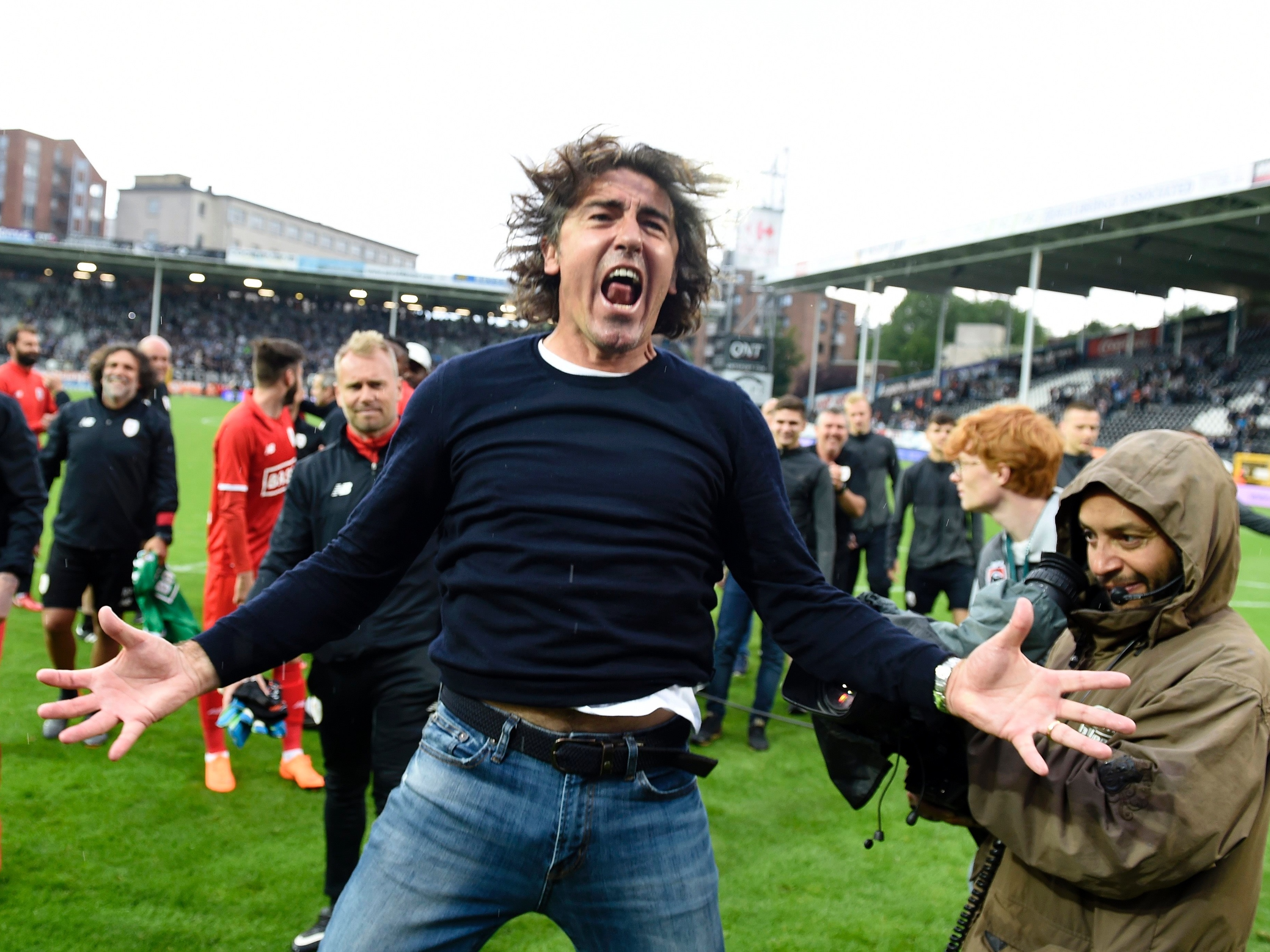 Ex-treinador do Vasco, Ricardo Sá Pinto é expulso no campeonato iraniano e  causa confusão em campo; veja vídeo - Vasco - Extra Online