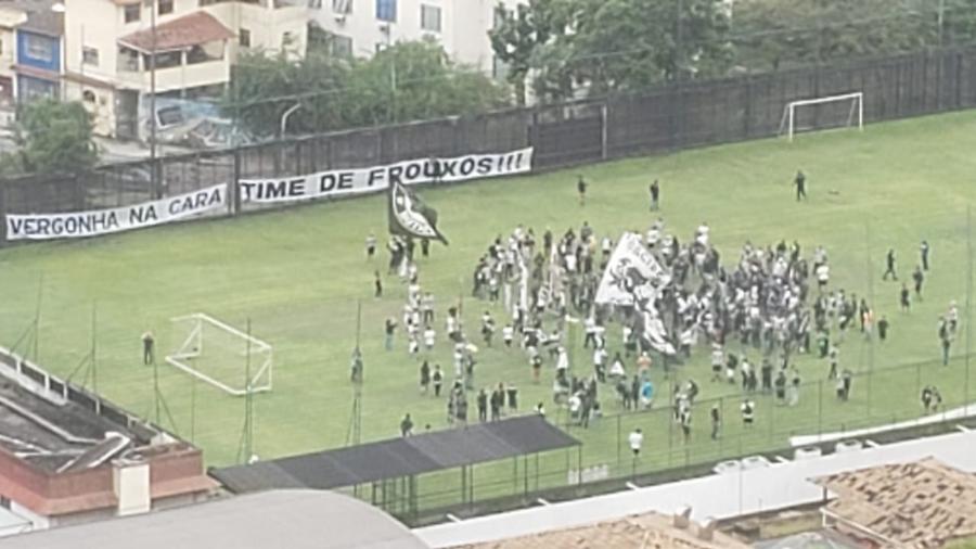 Torcedores do Botafogo protestaram e xingaram o ex-presidente Carlos Augusto Montenegro e Nelson Mufarrej, o atual - Reprodução