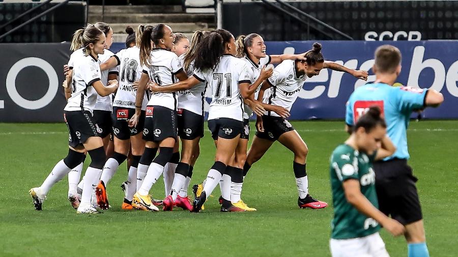Jogadoras do Corinthians comemoram gol contra o Palmeiras na Neo Química Arena - LEONARDO SGUACABIA/PHOTOPRESS/ESTADÃO CONTEÚDO