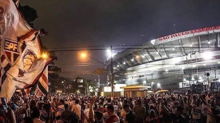 Ontem (18), centenas de torcedores do São Paulo se aglomeraram do lado de fora do Estádio do Morumbi - Reprodução