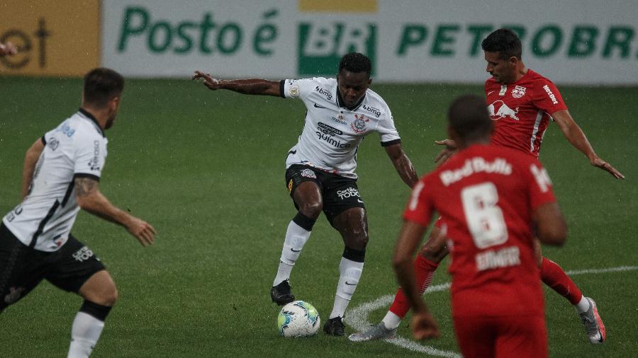 Cazares disputa a bola com Ricardo Ryller na partida entre Corinthians e RB Bragantino - Saulo Dias/AGIF