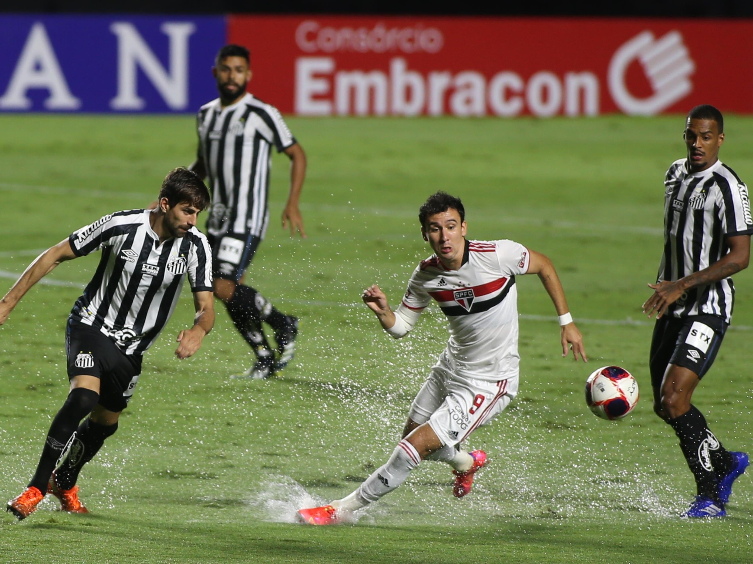 Santos x São Paulo: escalações e onde assistir ao jogo pelo Brasileirão