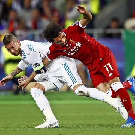 Sergio Ramos e Salah em disputa na final da Liga dos Capeões de 2018