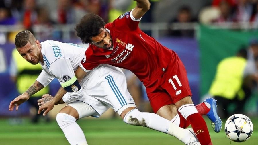 Sergio Ramos, do Real Madrid, puxa o braço de Mohamed Salah, do Liverpool, durante a final da Liga dos Capeões de 2018 - VI-Images/VI-Images via Getty Images