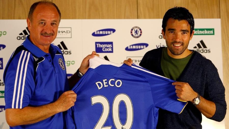 Felipão na apresentação de Deco no Chelsea - COBHAM, UNITED KINGDOM - JULY 18: Chelsea manager Luiz Felipe Scolari welcomes new signing Deco (R) during a press conference at the Chelsea training ground on July 18, 2008 in Cobham, England. (Photo by Mike Hewitt/Getty Images)