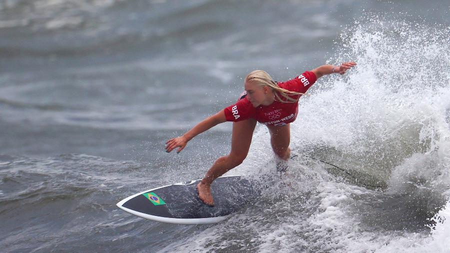 A brasileira Tatiana Weston-Webb manobra no torneio de surfe das Olimpíadas de Tóquio - LISI NIESNER/REUTERS