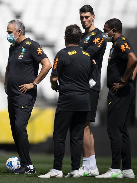 Tite e seus auxiliares Cleber Xavier, Matheus Bachi e César Sampaio durante treino da seleção brasileira - Lucas Figueiredo/CBF